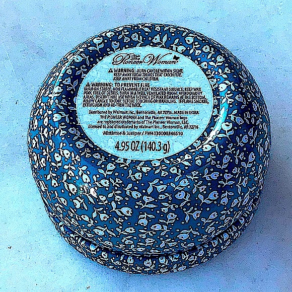 THE PIONEER WOMAN CANLDE MISTLETOE & JUNIPER TIN 4.95 OZ NEW - Picture 3 of 3